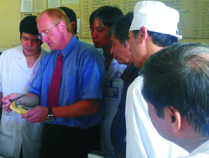 Dr. med. Björn Birkenhauer (Bruderkrankenhaus, Montabaur) zusammen mit interessierten vietnamesischen Ärzten, bei der Planungsbesprechung der OP